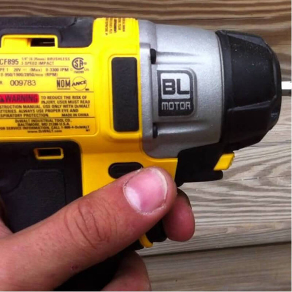 Фото - Шуруповерт акумуляторний DeWALT DCF895NT