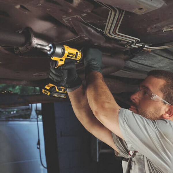 Картинка - Гайковерт ударный аккумуляторный DeWALT DCF813D2