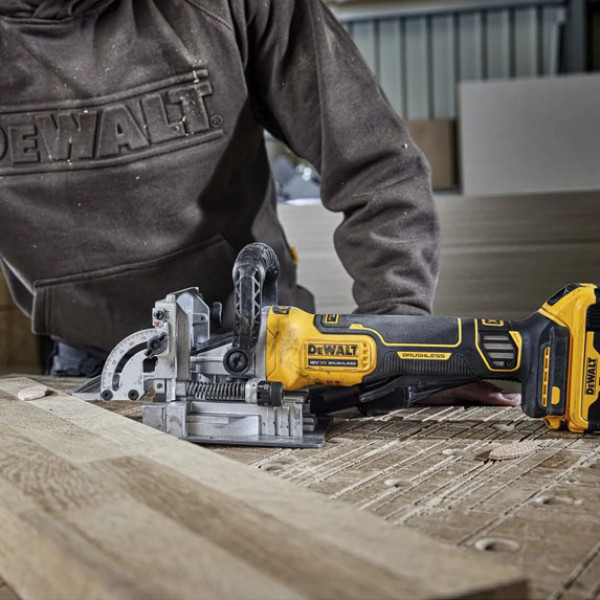 Фото - Фрезер ламельний DeWALT безщітковий DCW682NT