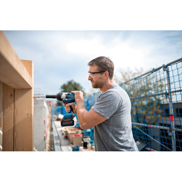 Картинка - Аккумуляторный ударный гайковерт Bosch GDS 18V-1050 H 2х18 В 5 А/час