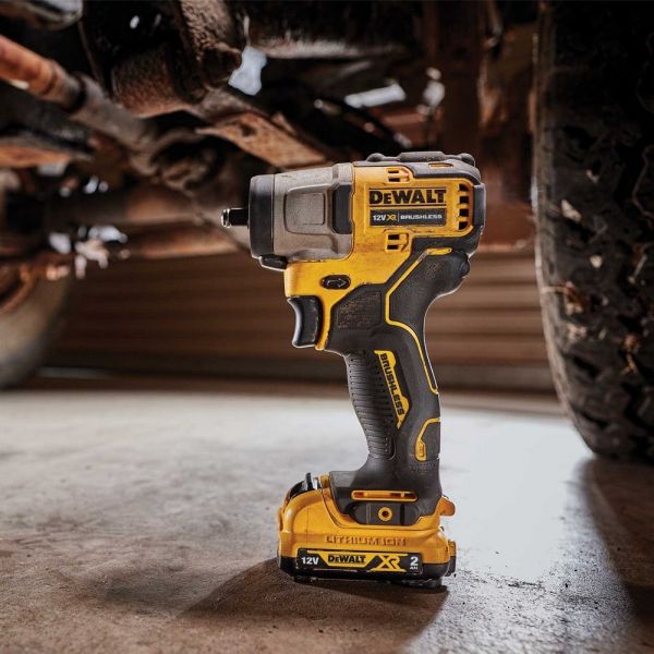 Фото - Гайковерт ударний акумуляторний безщіточний DeWALT DCF902D2