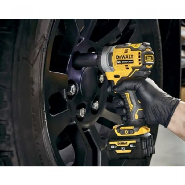 Фото - Гайковерт ударний акумуляторний DeWALT DCF903P1