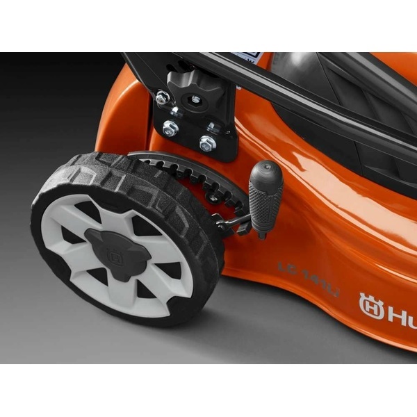 Фото - Акумуляторна газонокосарка Husqvarna LC 141i KIT