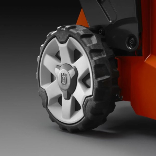 Фото - Акумуляторна газонокосарка Husqvarna LC 247iX