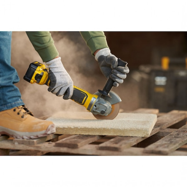 Фото - Акумуляторна кутова шліфмашина STANLEY SFMCG700M2K