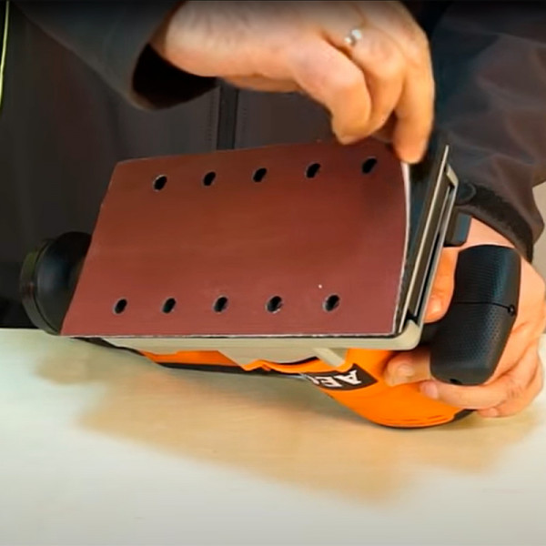 Фото - Вібраційна шліфувальна машина AEG FS 250