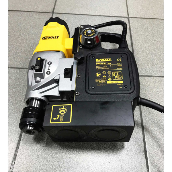 Картинка - Станок сверлильный магнитный DeWALT DWE1622K