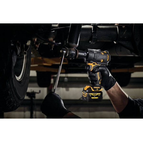 Картинка - Аккумуляторный ударный гайковерт DeWALT DCF901P1G