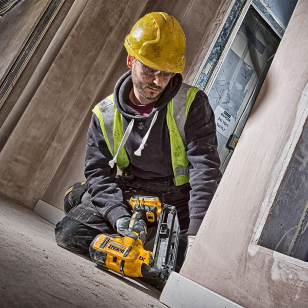 Фото - Акумуляторний цвяхозабивач DeWALT DCN660NT