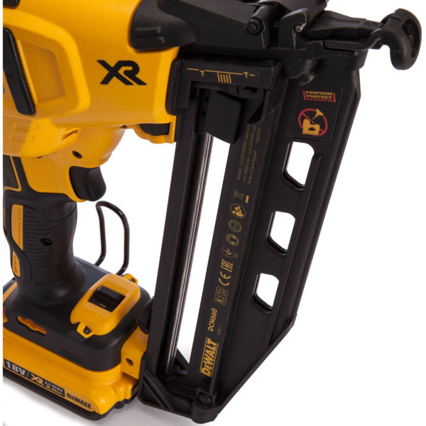 Фото - Акумуляторний цвяхозабивач DeWALT DCN662D2