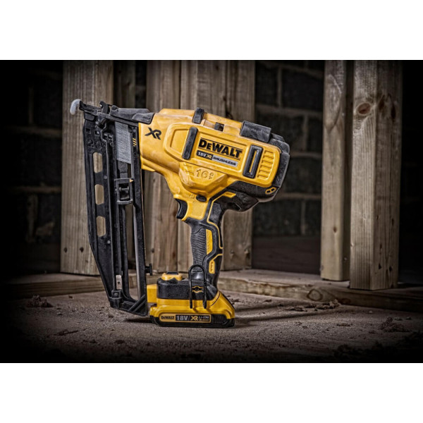 Фото - Акумуляторний цвяхозабивач DeWALT DCN662D2