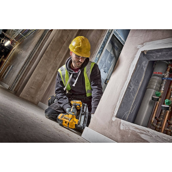 Фото - Акумуляторний цвяхозабивач DeWALT DCN662D2
