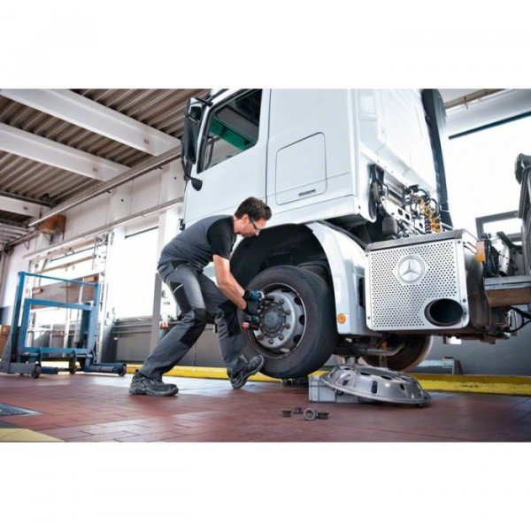 Картинка - Аккумуляторный ударный гайковерт Bosch GDS 18V-1050 H 2х18 В 8 А/час