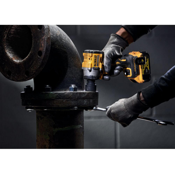 Картинка - Аккумуляторный ударный гайковерт DeWALT DCF922P2T